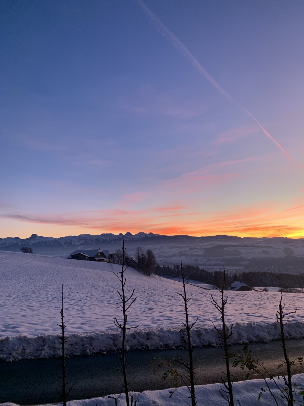 Sonnenuntergang im Winter in den Bergen